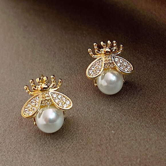 Cute Bee Shape Pearl Earring - Picture 1 of 3